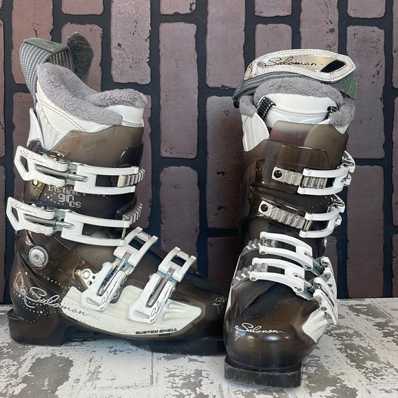 salomon cs instinct womens ski boots 100 - chaussures de d'occasion Femme while the lightweight polyolefin shell and cuff keep the boot durable yet easy to maneuver Salomon | Other | Salomon